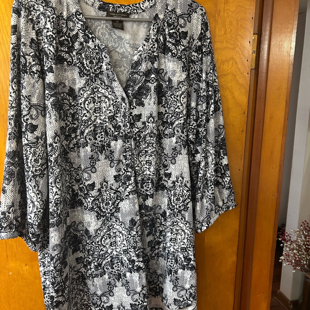 Chic Black and White Patterned Women's Blouse